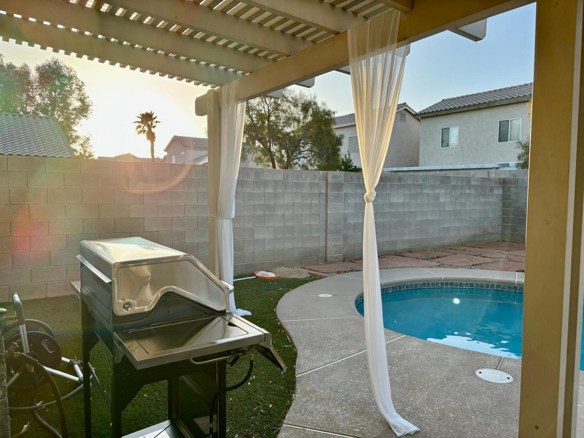 Modern Home In Las Vegas Near Strip With Pool And Jacuzzi Kültér fotó