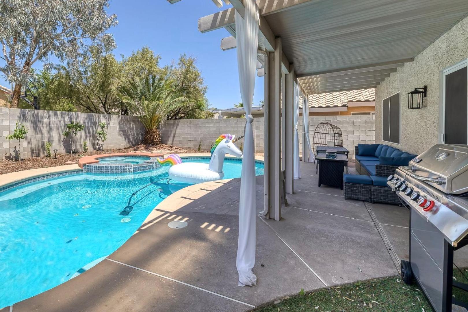 Modern Home In Las Vegas Near Strip With Pool And Jacuzzi Kültér fotó